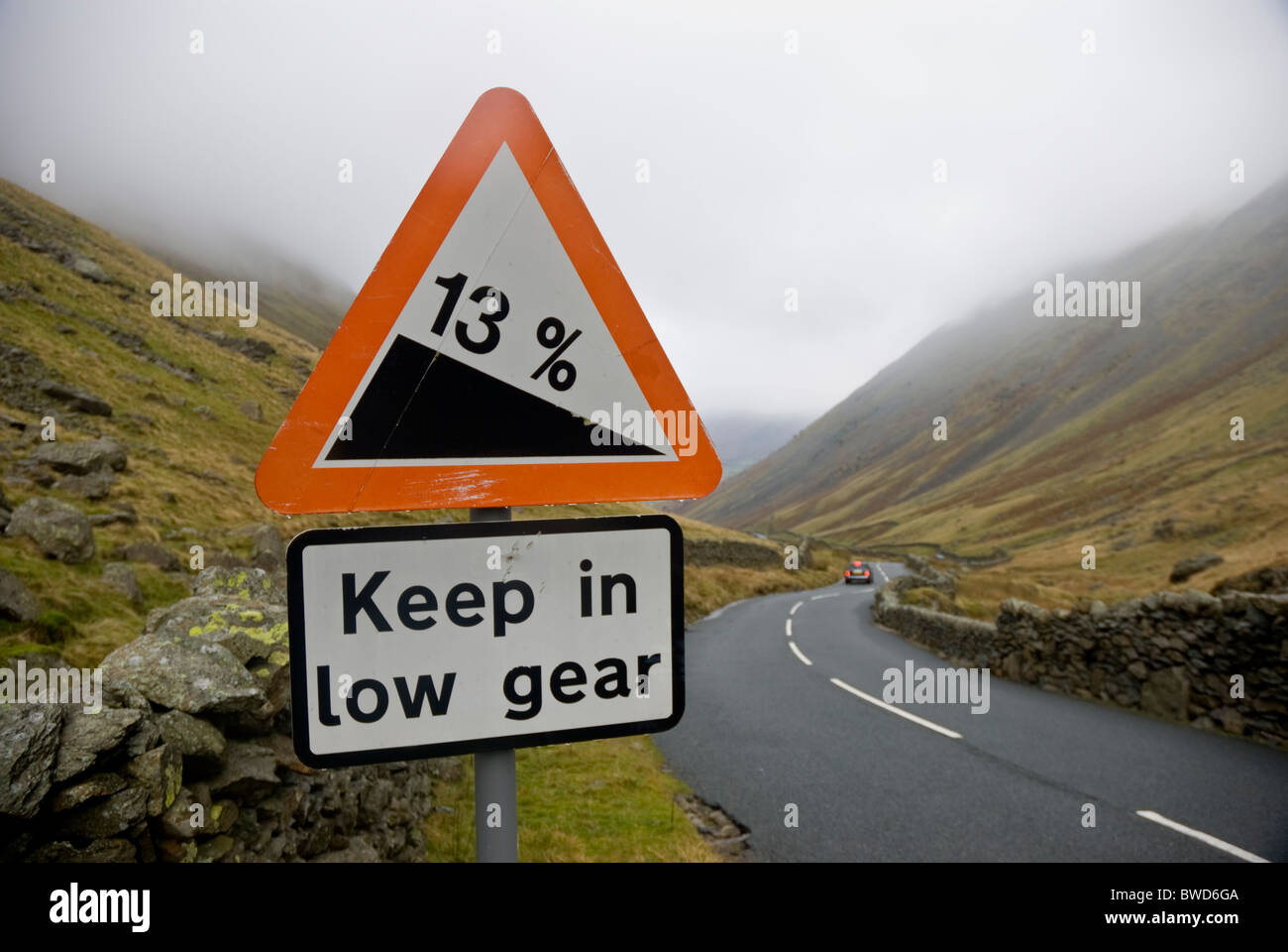 Avertissement signe de route raide - La Puce, Lake District, Cumbria Banque D'Images
