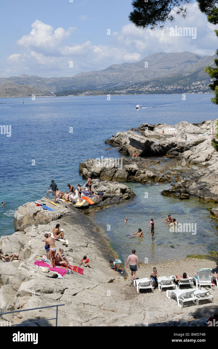 Une belle vue de la plage Mali Kamen dans la presqu'île de rat dans Cavtat Ville. Il y a beaucoup de belles plages dans la ville de Cavtat. Banque D'Images