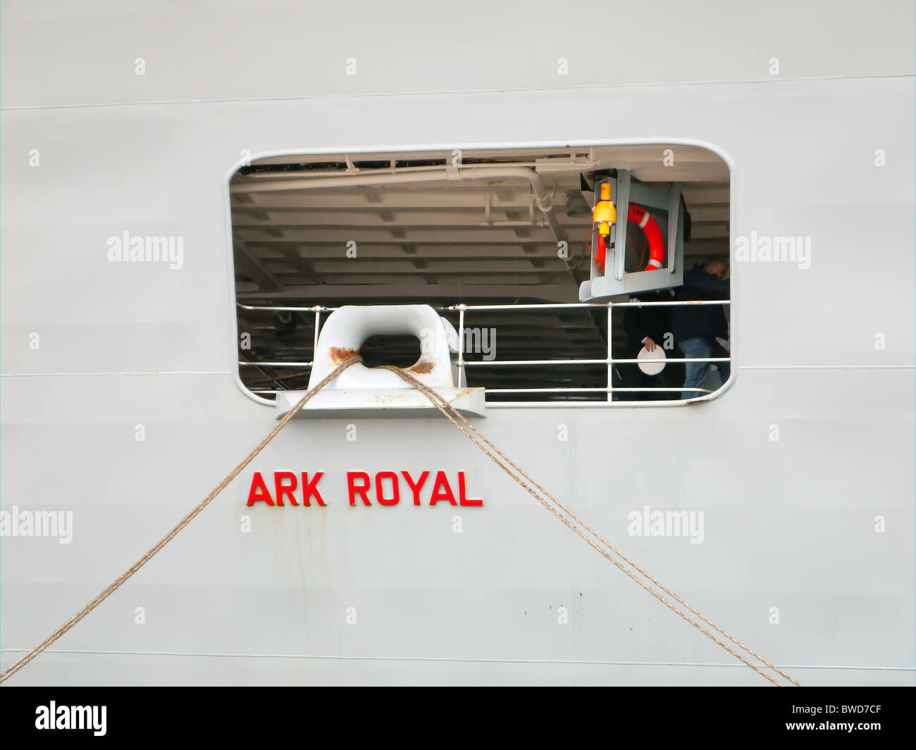 Plaque signalétique à l'arrière du porte-avions HMS Ark Royal sur une visite d'adieu à Tyneside, 20 Novembre 2010 Banque D'Images