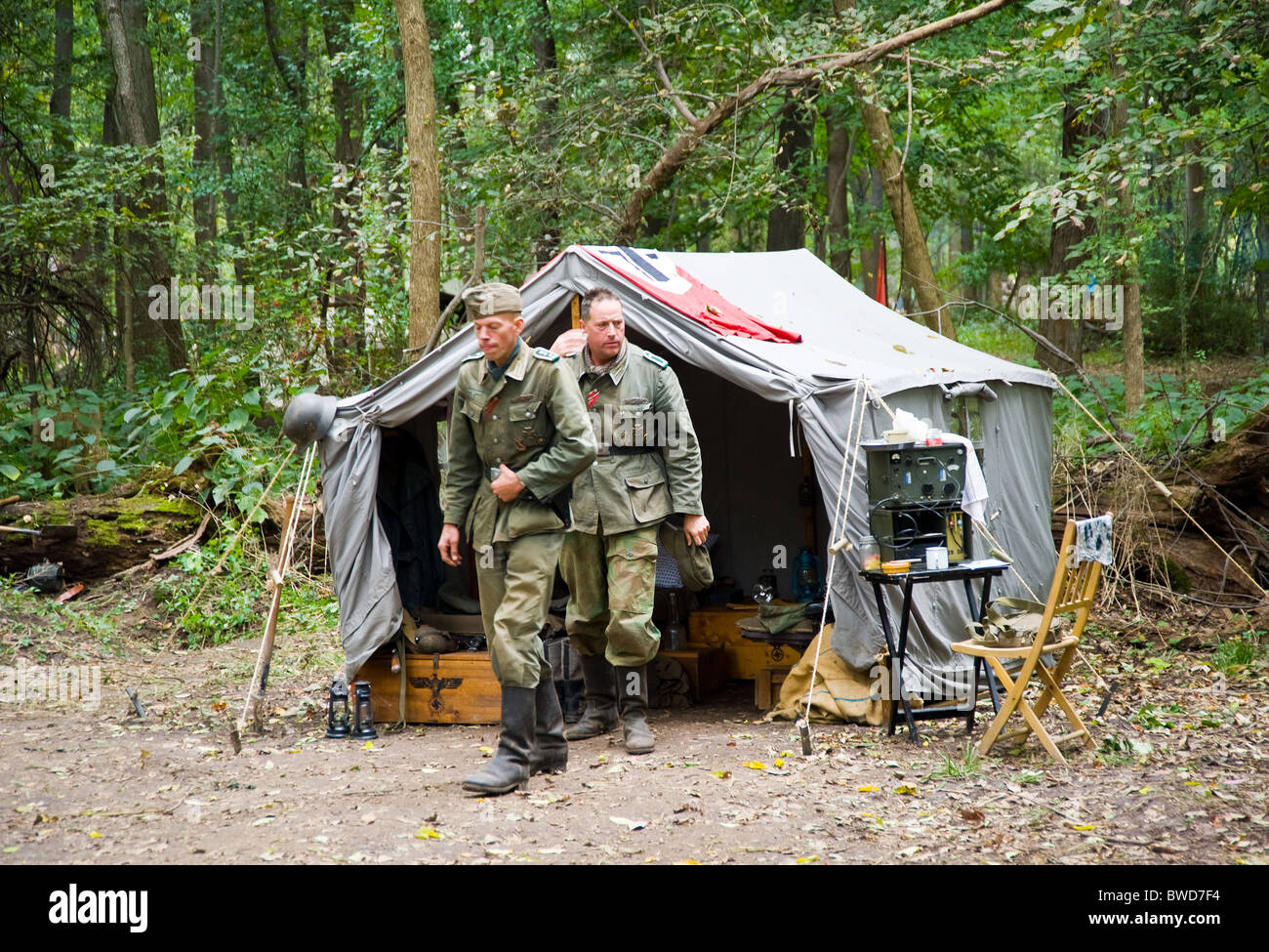 Les soldats de l'armée allemande de la guerre mondiale deux show tente camp  militaire bois forêt Photo Stock - Alamy