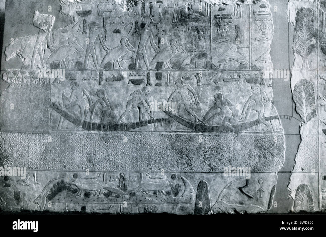 Cette ancienne décharge de calcaire égyptien (cinquième dynastie : 3480-2350 avant J.-C.) a été trouvé dans la pyramide tombe de Niuserre très prisées à. Banque D'Images