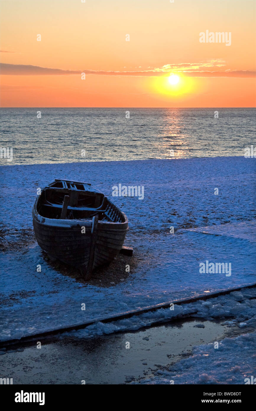 Silhouette de voile sur la neige couverts plage au coucher du soleil. Brighton, UK JPH0270 Banque D'Images