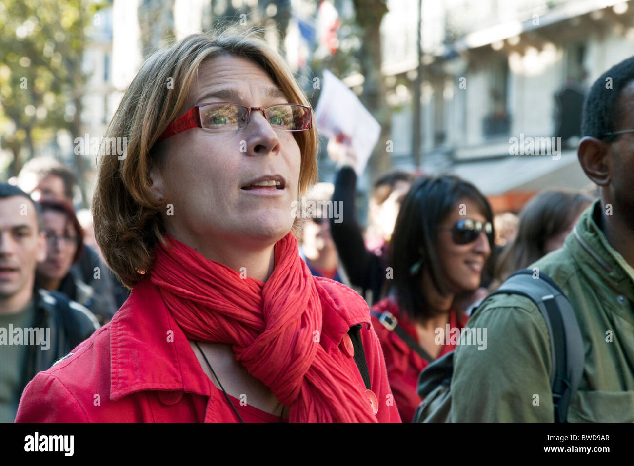 Femme en écharpe rose vif parmi 2010 foule de manifestants contre le  relèvement de l'âge de la retraite Boulevard Saint Germain Paris Photo  Stock - Alamy