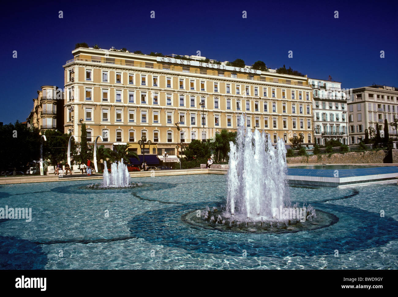 Fontaine, place Masséna, Grand Hôtel Aston, en arrière-plan, la ville de Nice, Nice, French Riviera, Cote d'Azur, France, Europe Banque D'Images