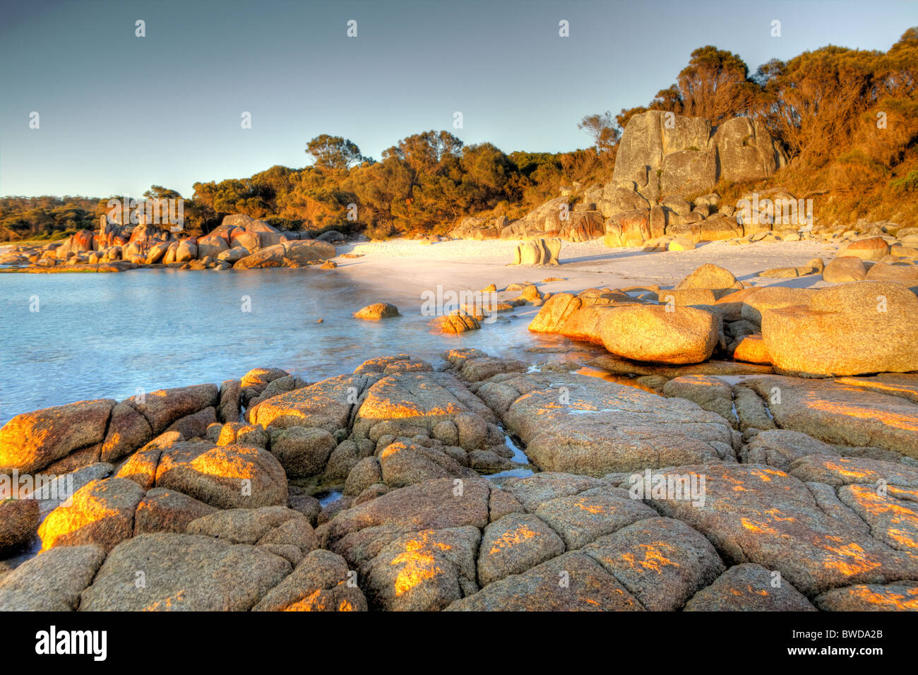 Gamme dynamique élevée photo d'un lever du soleil sur la baie d'Incendies beach en Tasmanie Banque D'Images