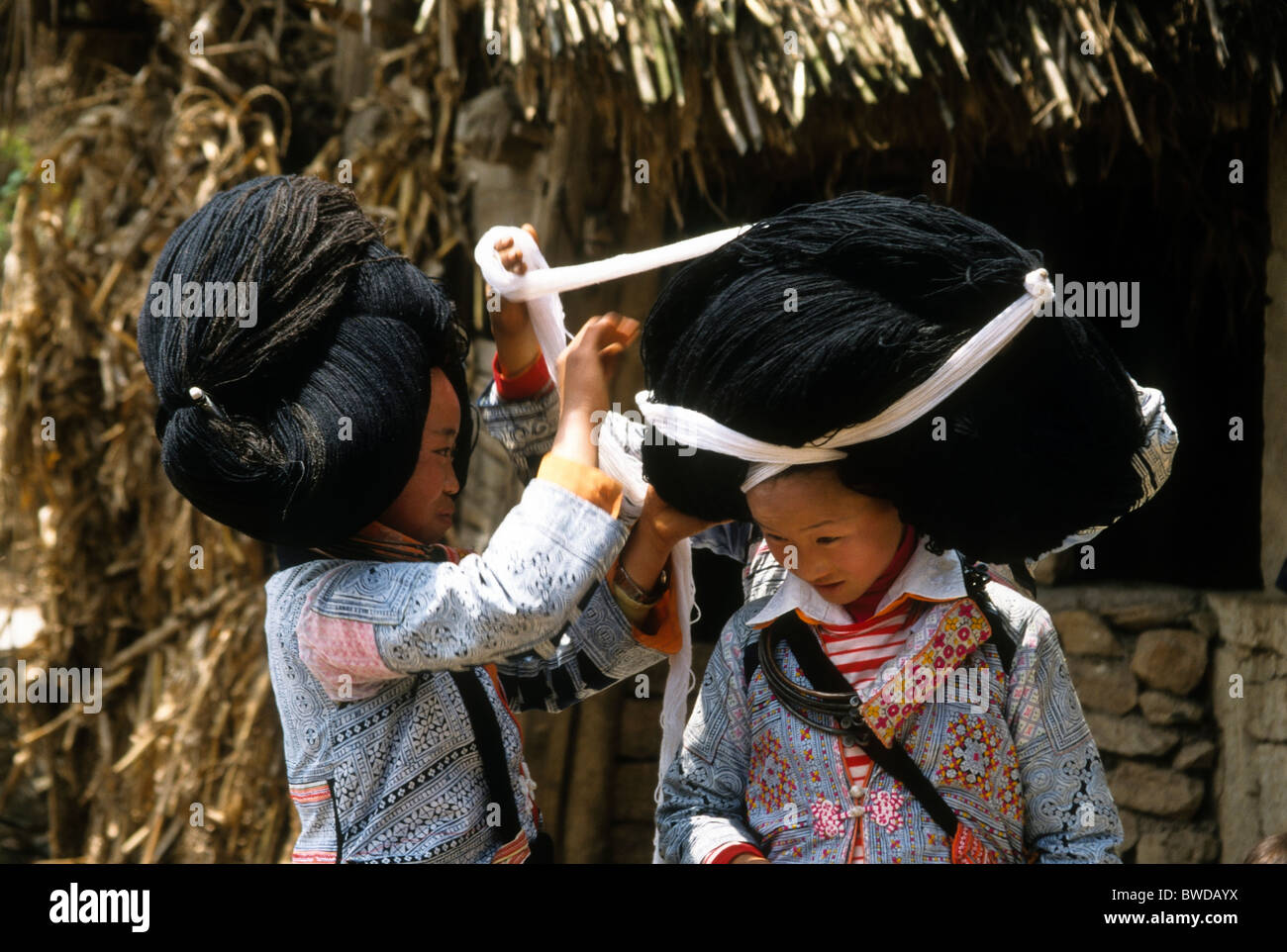 L'organisation des jeunes filles Miao Long-Horn Suoga, cheveux, Guizhou, Chine Banque D'Images