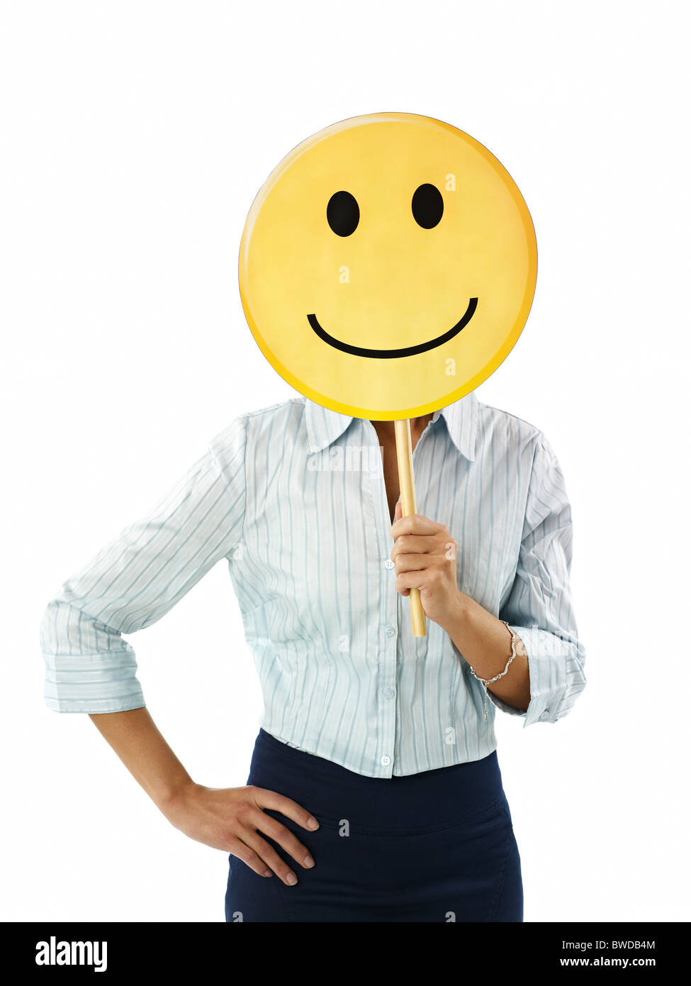 Adult business woman holding smiley émoticone sur fond blanc. La forme  verticale, vue avant, jusqu'à la taille Photo Stock - Alamy