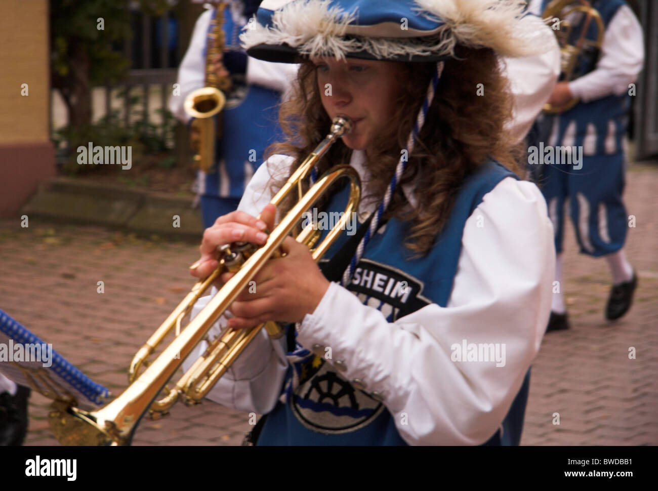 Des musiciens en costume, street parade, célébrations jubilaires, Eberbach, Allemagne Banque D'Images