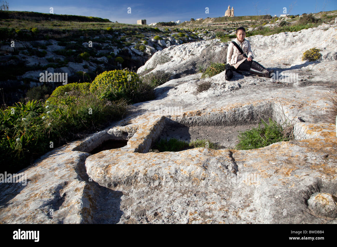 Soi-disant découpes rock appelé 'panier' ornières et datant de la préhistoire sont disponibles à plusieurs endroits sur les plateaux rocheux à Malte. Banque D'Images