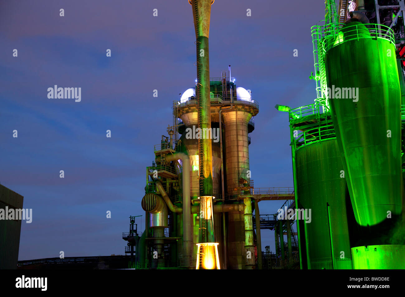 À l'éclairage du complexe industriel abandonné Landschaftspark Duisburg-Nord en Allemagne Banque D'Images