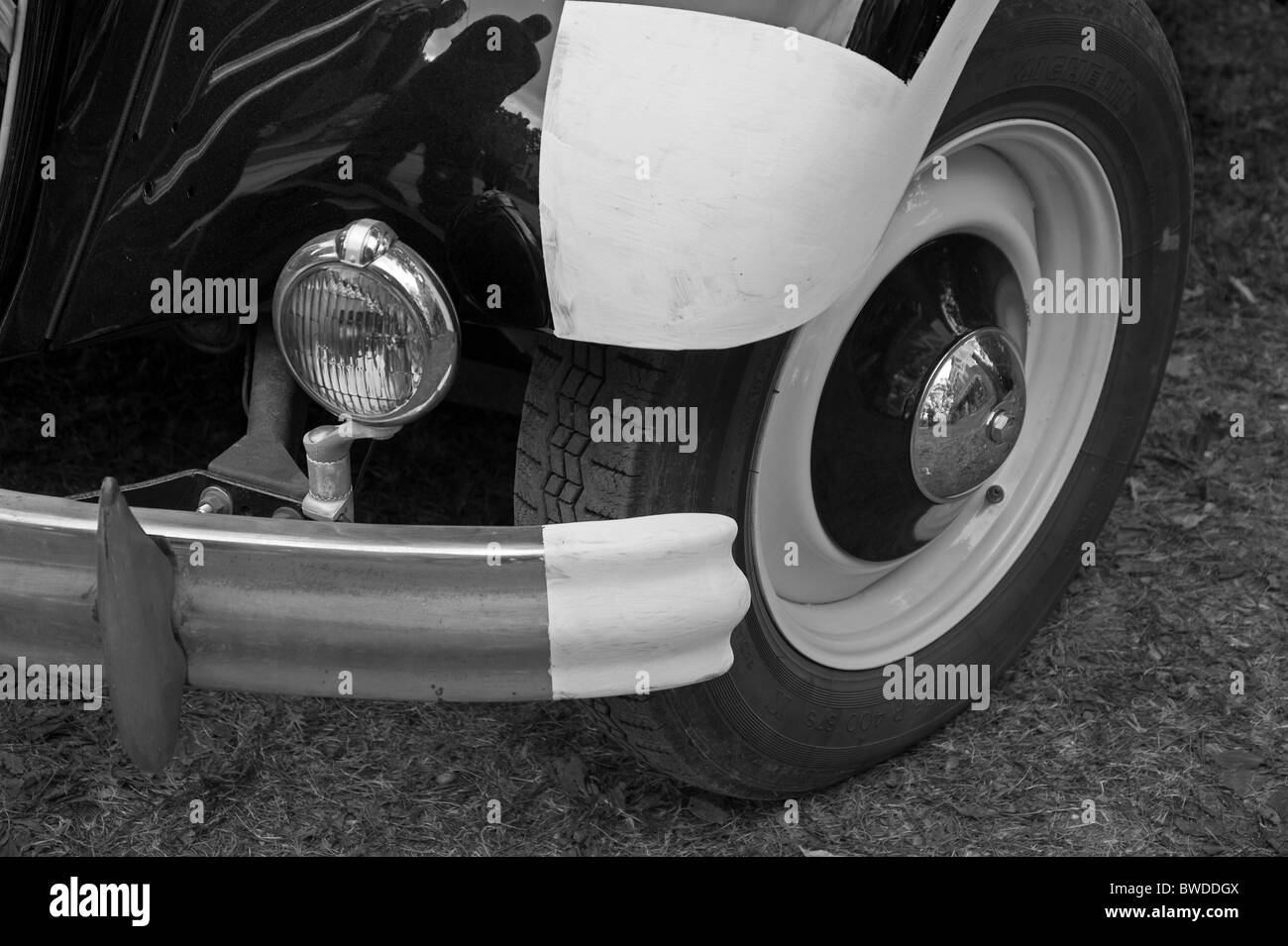 La seconde guerre mondiale Volkswagen voiture de démonstration live show  par intérim de roue pneu pare-choc avant noir brillant blanc Opel Photo  Stock - Alamy