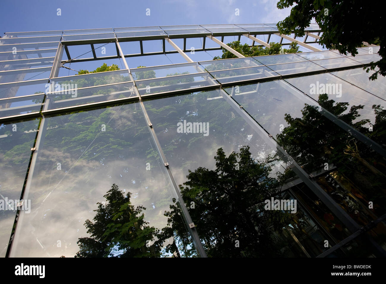 Verre et acier inoxydable à l'extérieur de la fondation Cartier, conçu par Jean Nouvel Banque D'Images