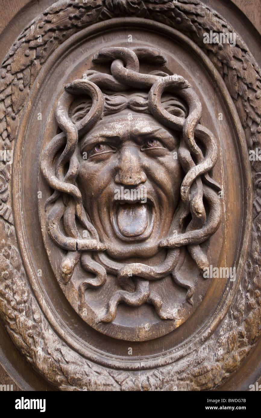 Une tête de Gorgone sur la porte d'un bâtiment dans le marais Banque D'Images