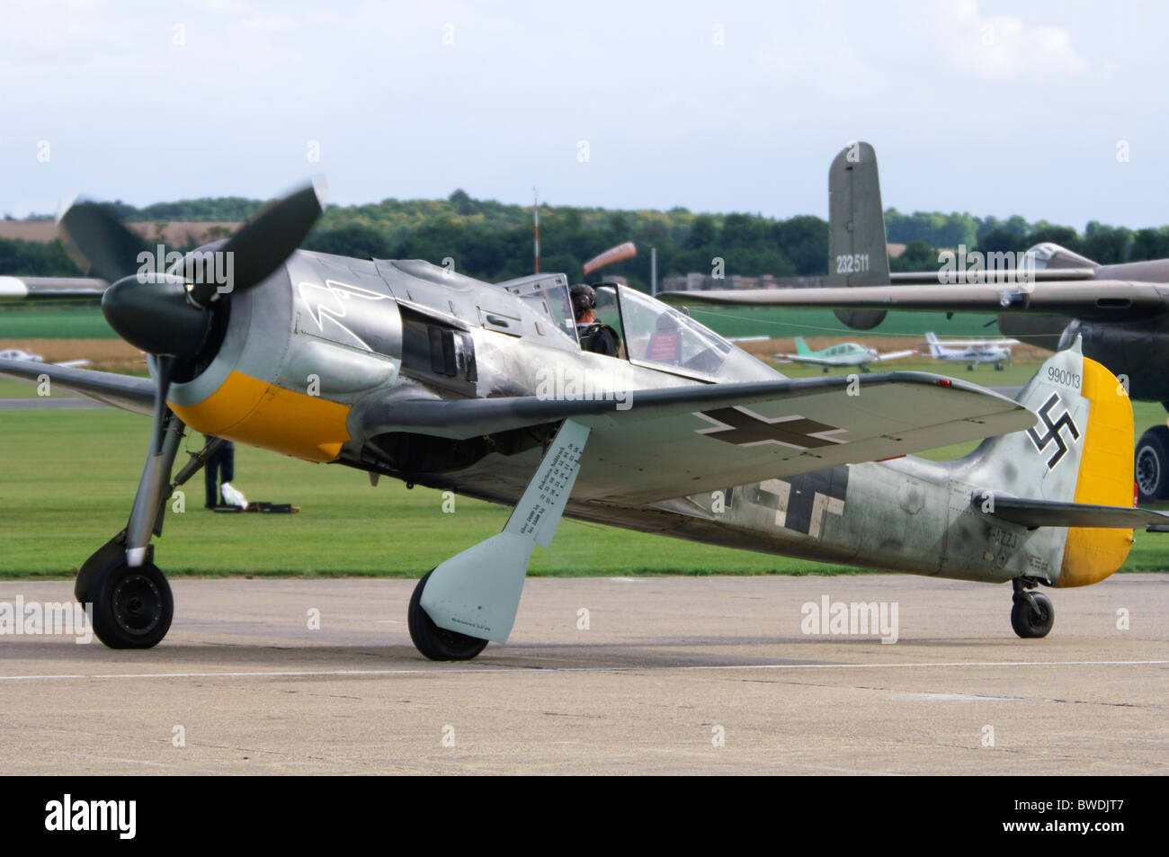 Flugwerk-construit Focke Wulf FW 190 A8/N dans les couleurs de la Luftwaffe le roulage à Duxford Flying Legends Airshow Banque D'Images