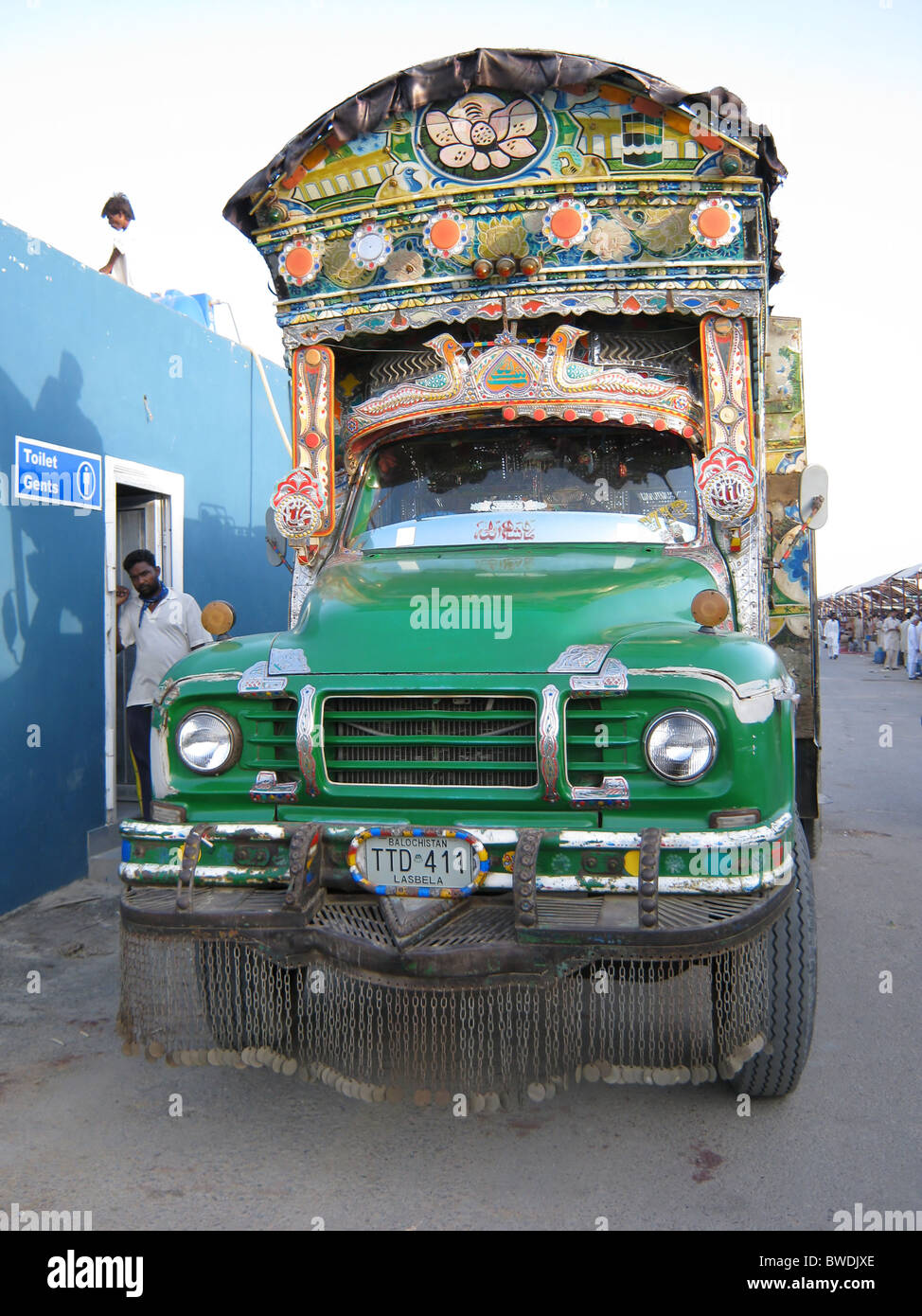 Camion-citerne à eau remplissage de l'eau pour une toilette publique, Karachi, Pakistan, sind Banque D'Images