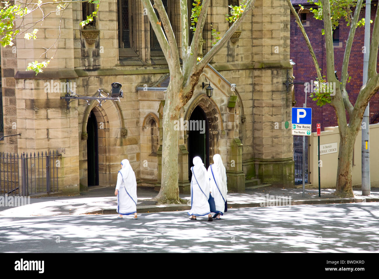 Les nonnes marche à pied jusqu'à une église de Sydney Banque D'Images