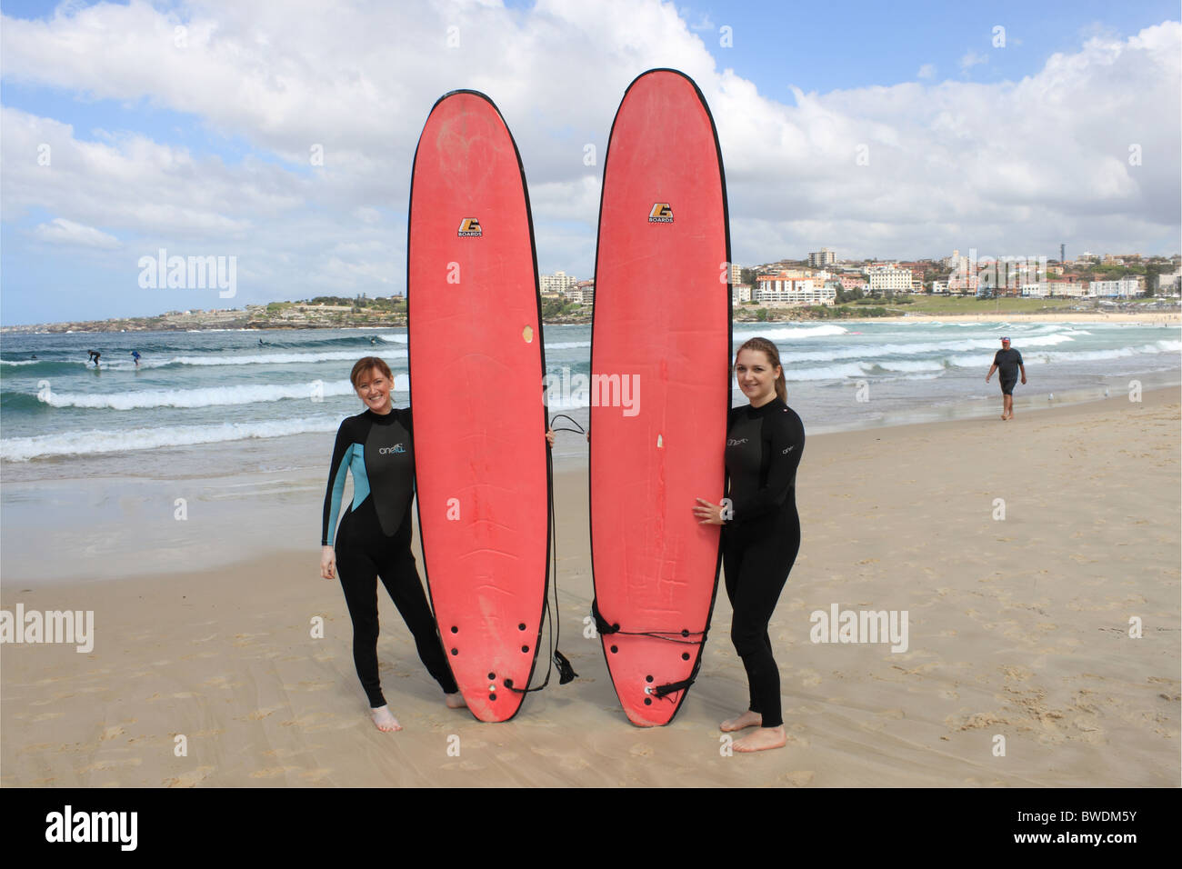 Mère et fille surfers sur Bondi Beach, Sydney, New South Wales, NSW, Australie de l'est, de l'Australasie Banque D'Images