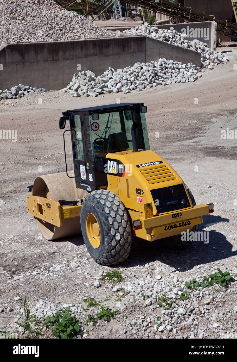 Caterpillar CAT au rouleau compresseur de l'usine, agrégats, Italie Armentarola Banque D'Images