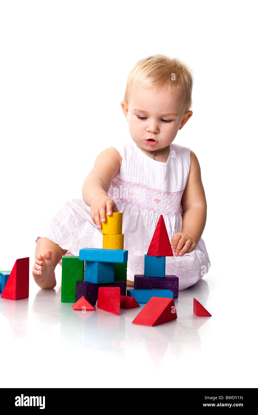 Beau Bébé Cubes avec la construction d'un château isolé sur blanc Banque D'Images