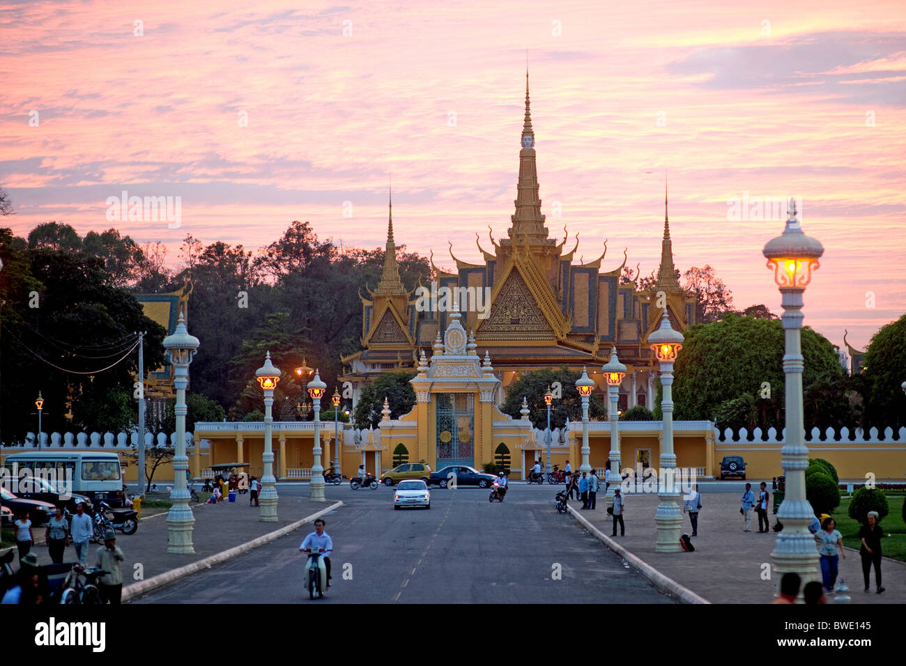 Scène de rue en face du Palais Royal, Phnom Penh, Cambodge Banque D'Images