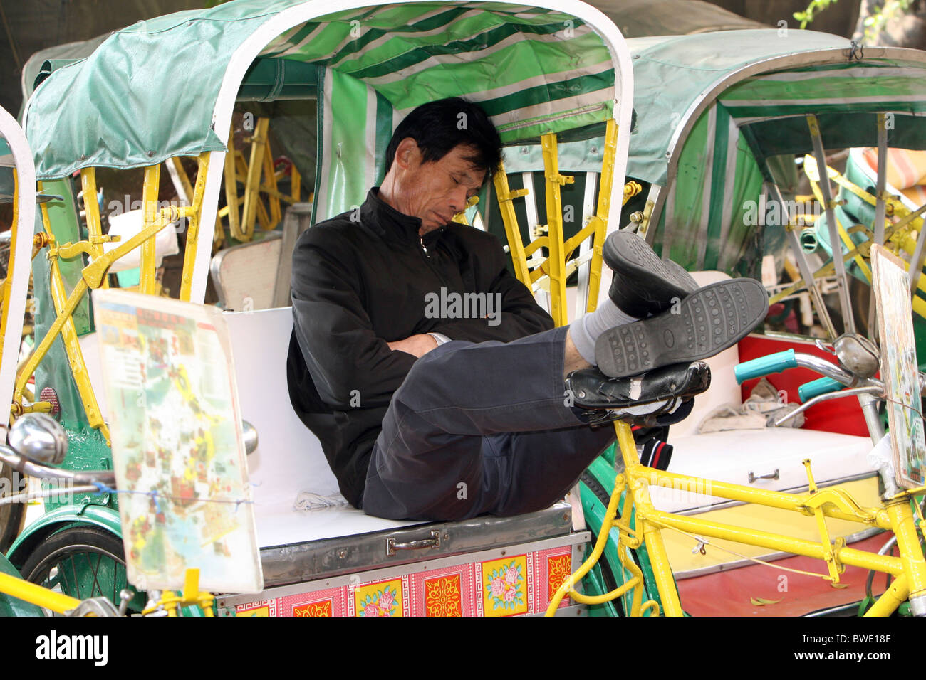 Conducteur de pousse-pousse au repos, Macao, Chine Banque D'Images