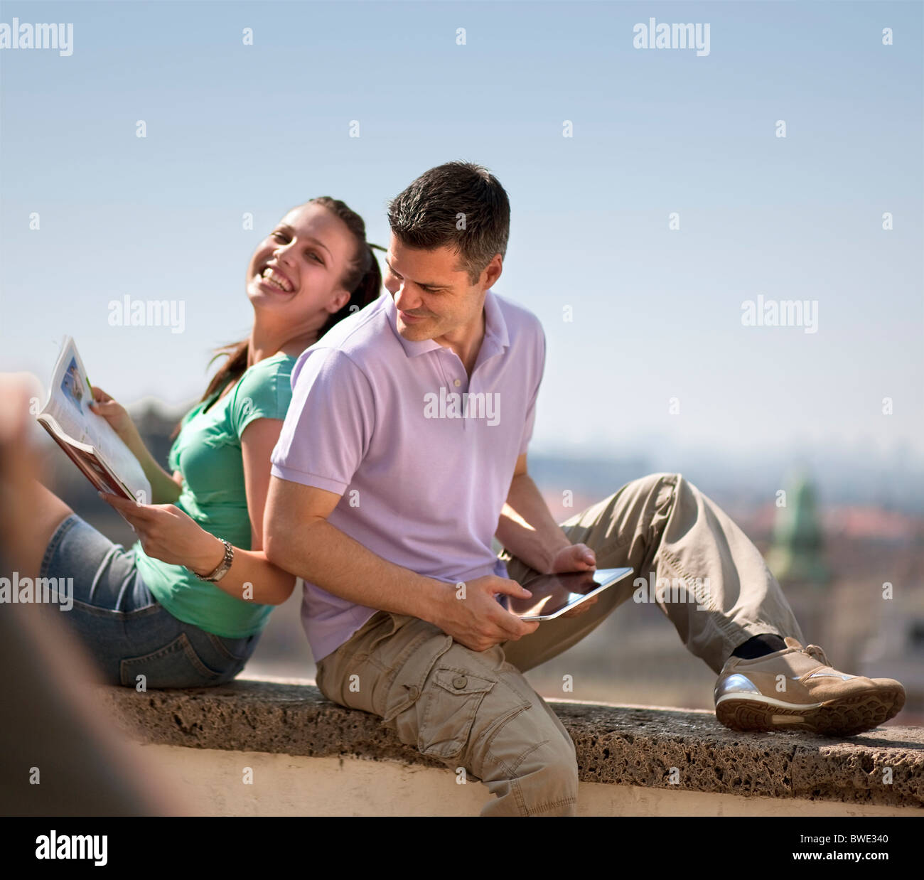 La femme et l'homme assis sur le mur Banque D'Images