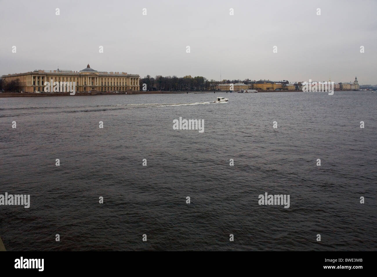 'Académie des Arts' de la rivière Neva 'St Petersbourg' 'temps nuageux' Russie Banque D'Images