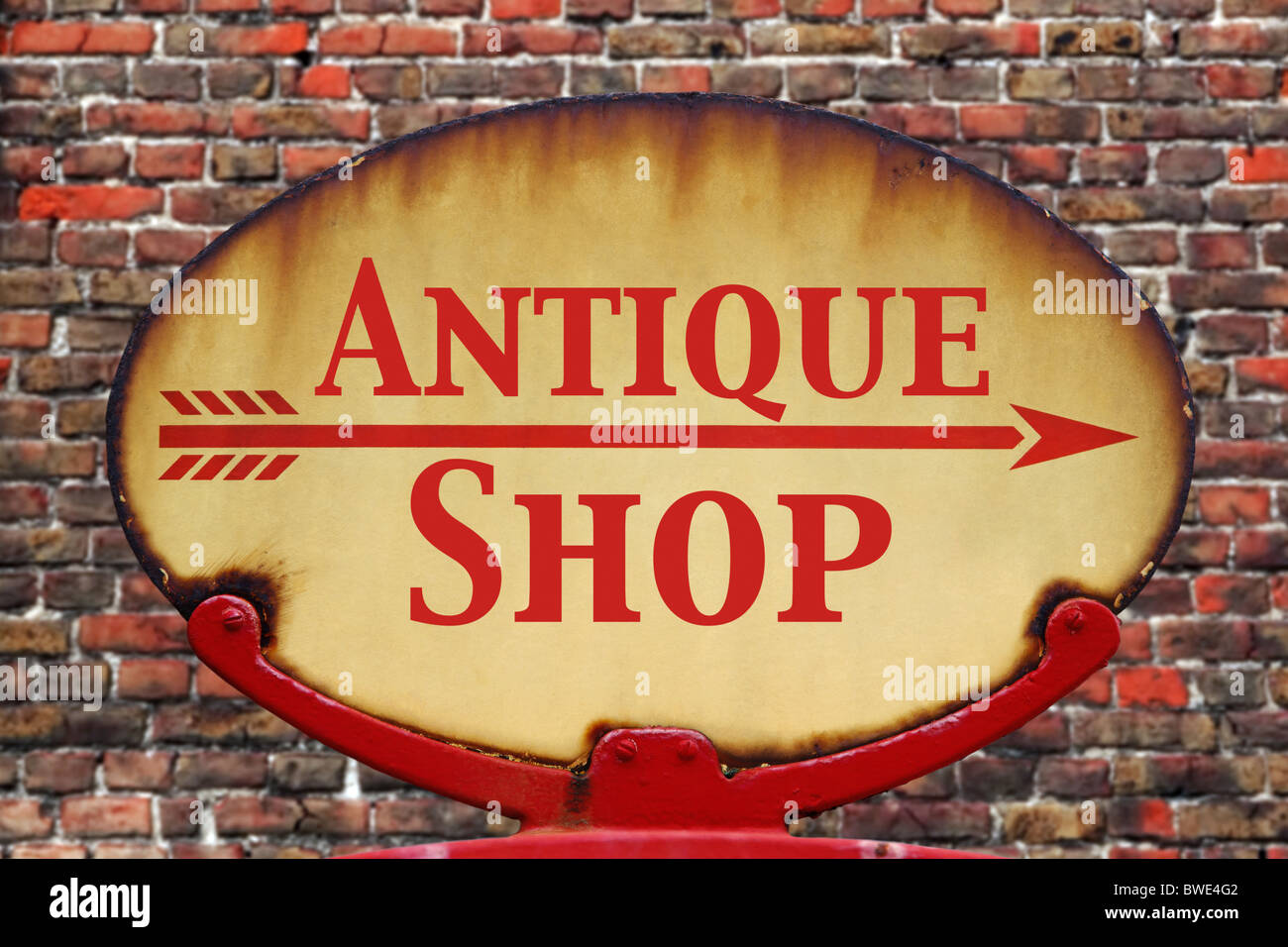 Un vieux rétro rouillé arrow sign avec le texte Antique Shop Banque D'Images