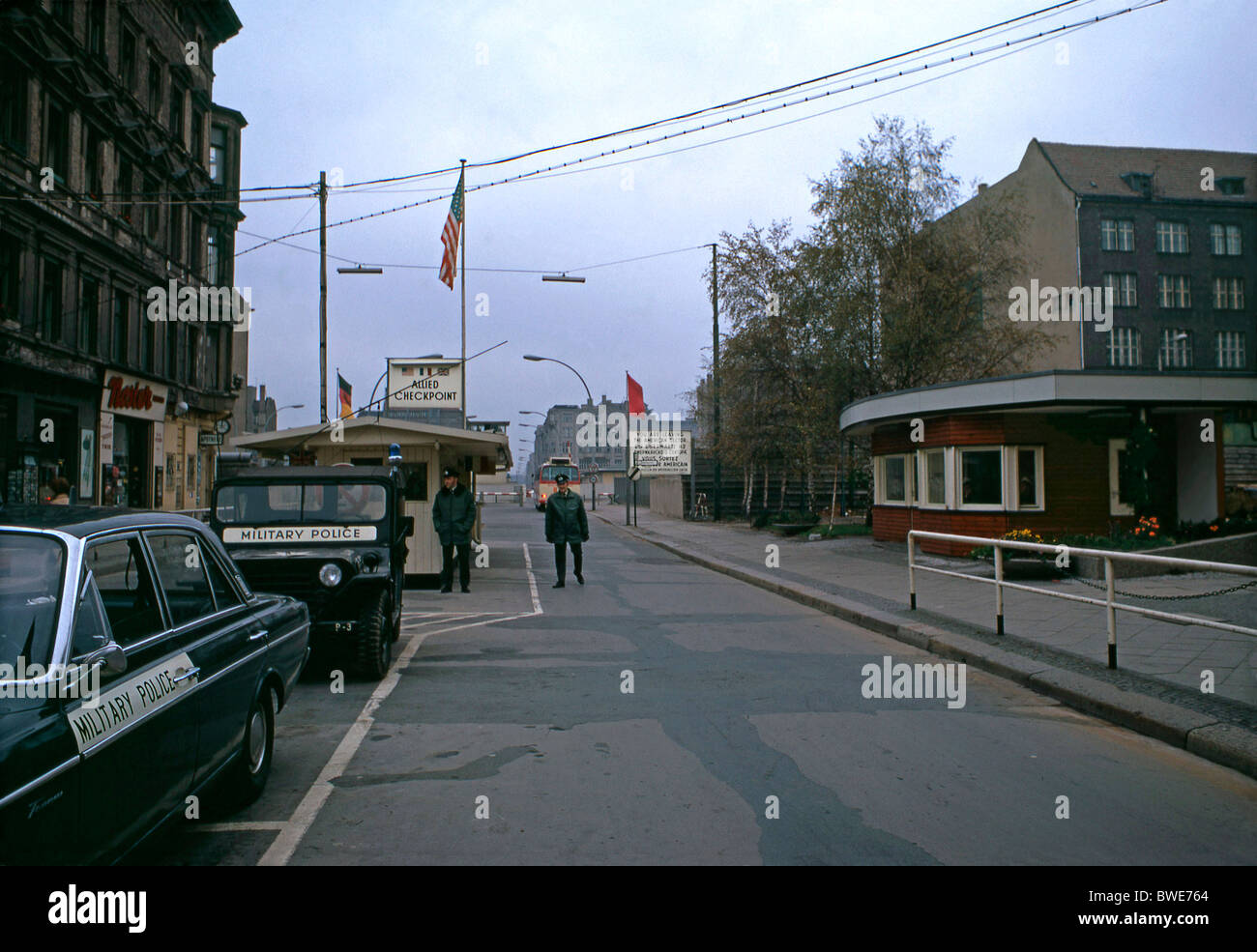 Checkpoint Charlie (ou 'C'), Berlin, Allemagne, 1971, le principal point de passage entre l'Est et l'ouest le long du mur de Berlin Banque D'Images