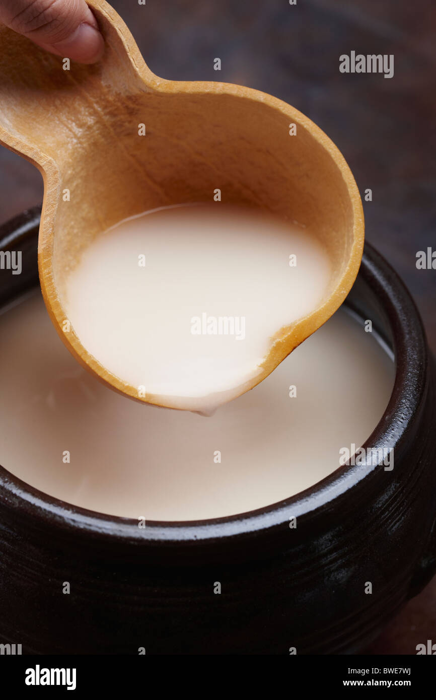 Tasse de courge et de l'alcool traditionnel coréen à base de céréales Photo  Stock - Alamy