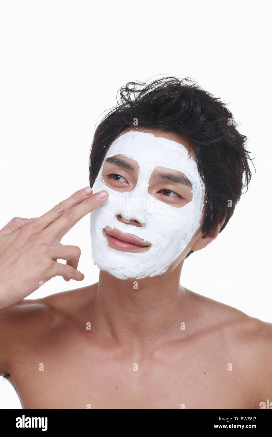 Guy fait un masque de beauté Banque D'Images