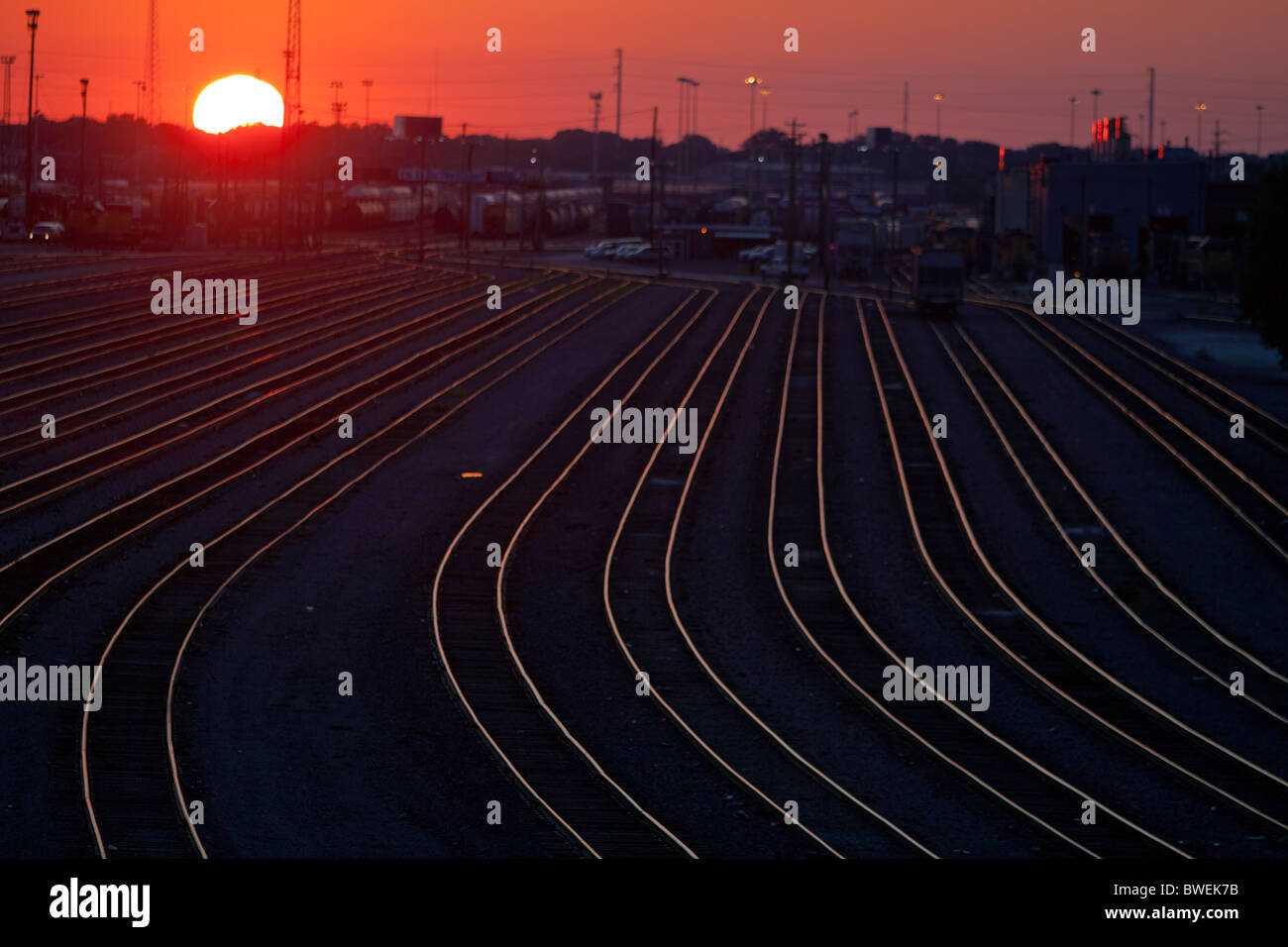 Le soleil se couche sur un chantier ferroviaire de marchandises vides à Chicago, IL. Banque D'Images
