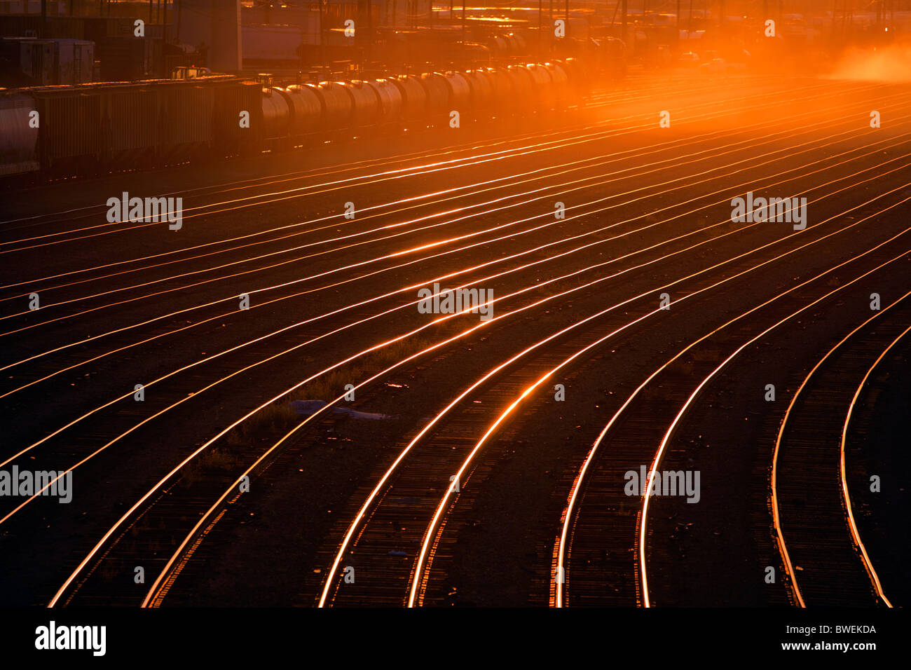 En fin de soirée reflets soleil hors des rails dans une gare de marchandises du chemin de fer vide à Chicago, IL. Banque D'Images