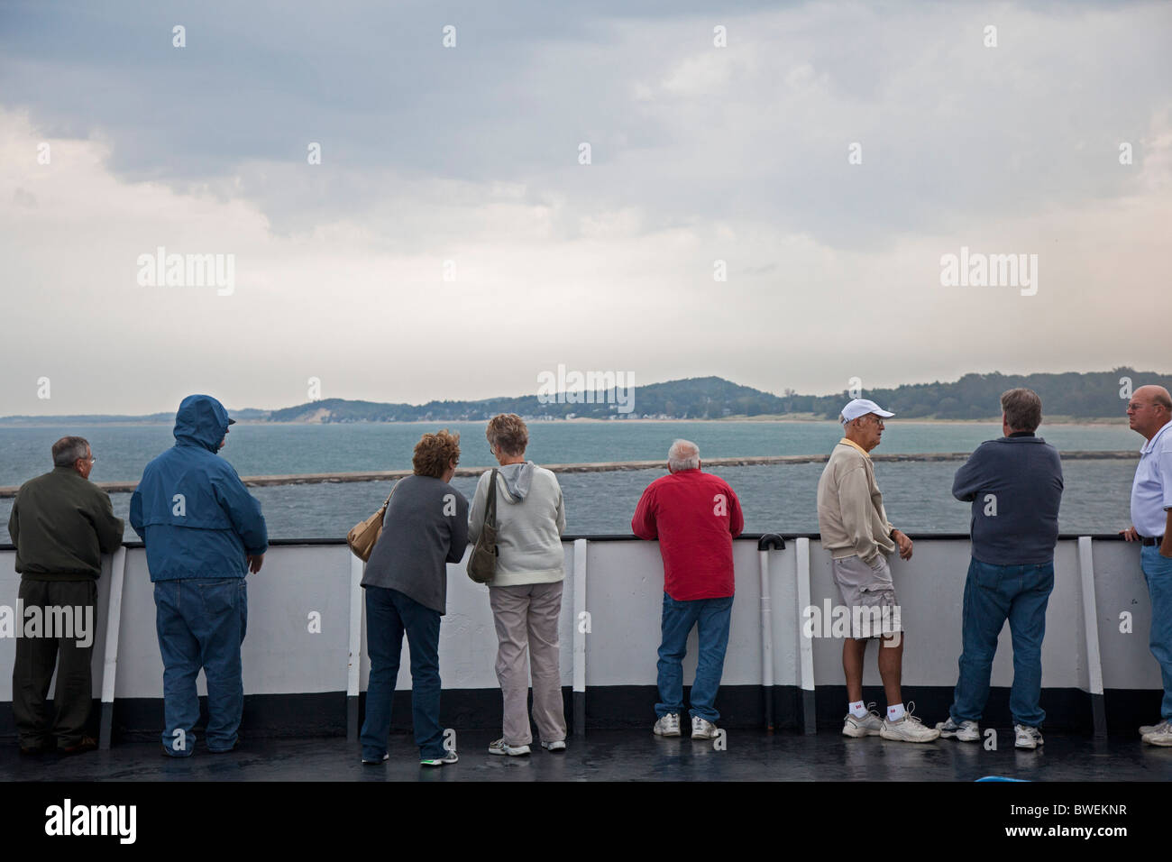 Ludington, Michigan - Les passagers sur le pont du traversier S.S. Badger comme il commence une traversée du lac Michigan. Banque D'Images