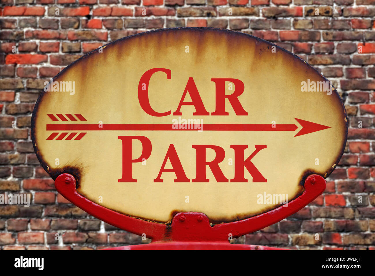 Un vieux rétro rouillé arrow sign avec le texte Car Park Banque D'Images