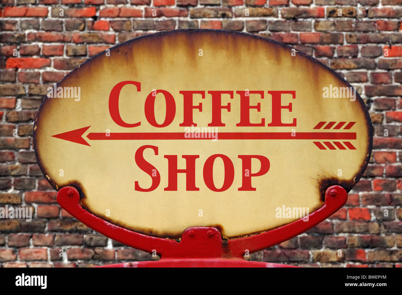 Un vieux rétro rouillé arrow sign avec le texte Coffee shop Banque D'Images