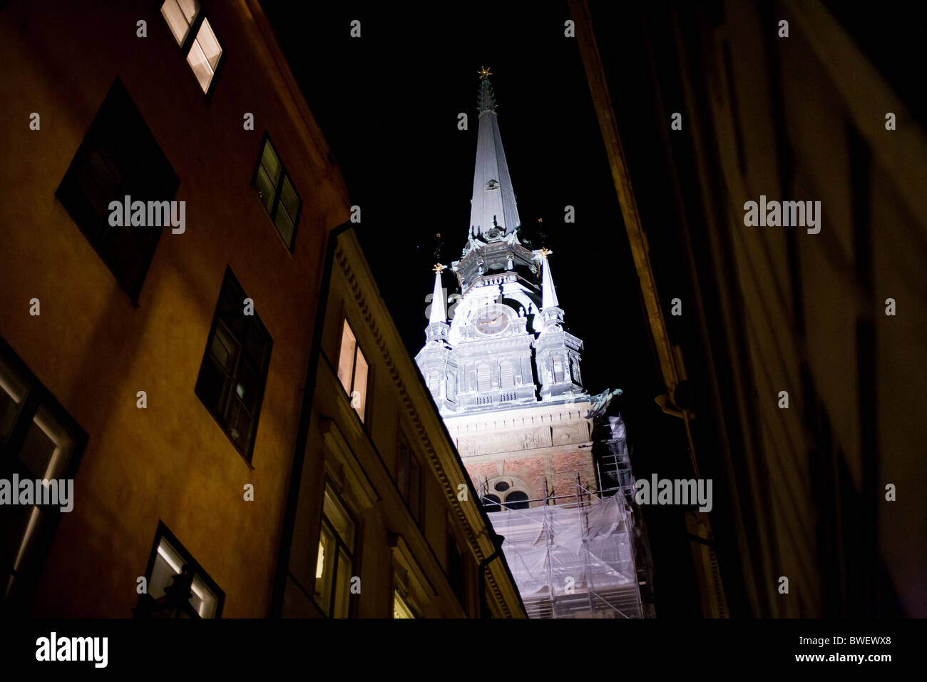La cathédrale de Stockholm, Storkyrkan, plane sur les bâtiments à Gamla Stan, la vieille ville, Stockholm, Suède. Banque D'Images