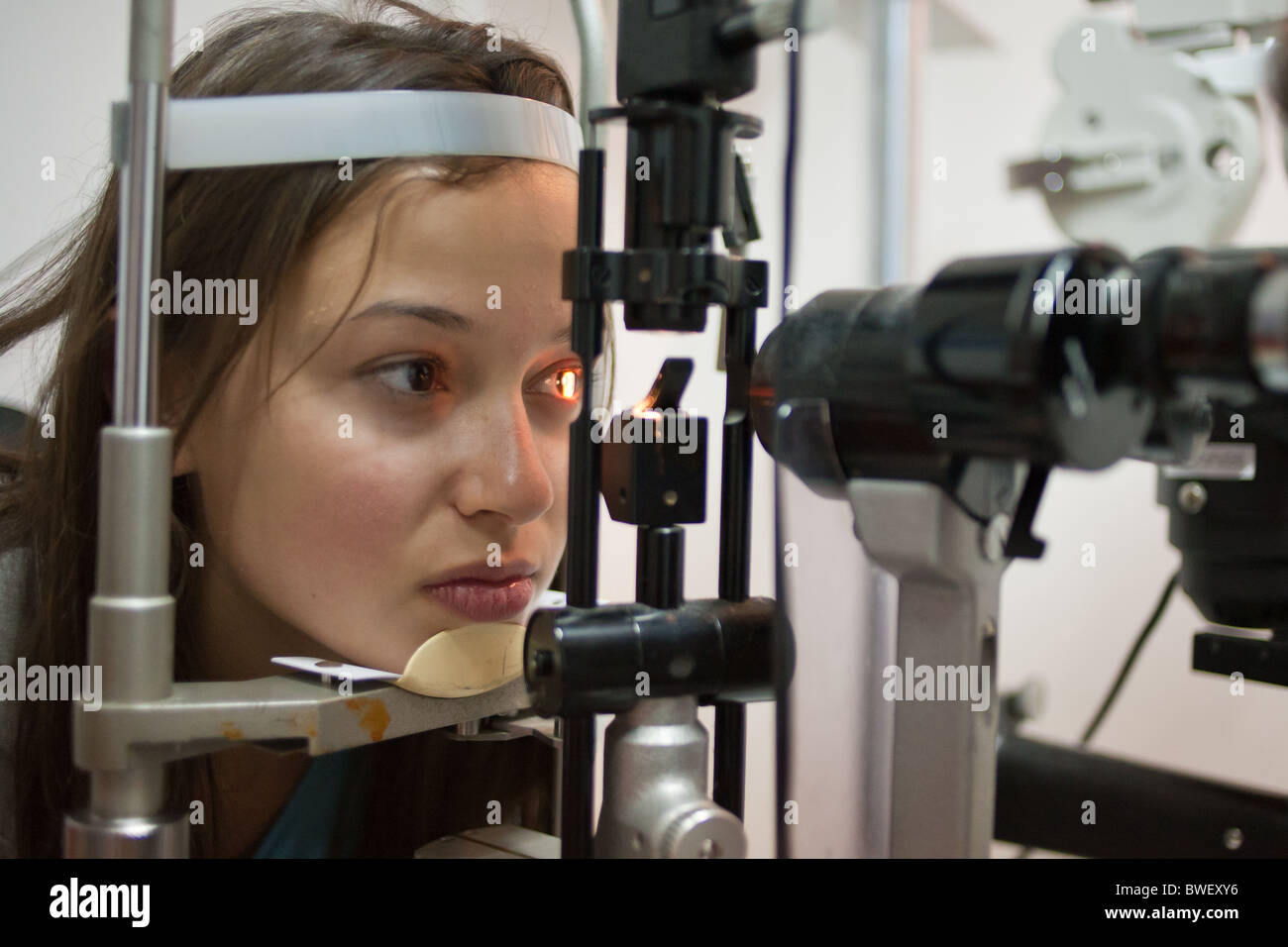 Femme fille de quinze ans l'objet de l'examen optométrique Banque D'Images