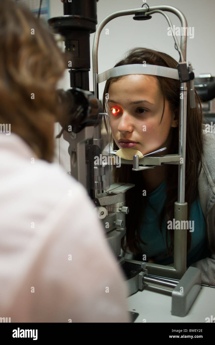 Femme fille de quinze ans l'objet de l'examen optométrique Banque D'Images