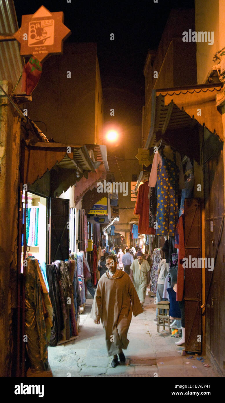 La médina (vieille ville) de Fès au cours de la nuit, le Maroc. Banque D'Images