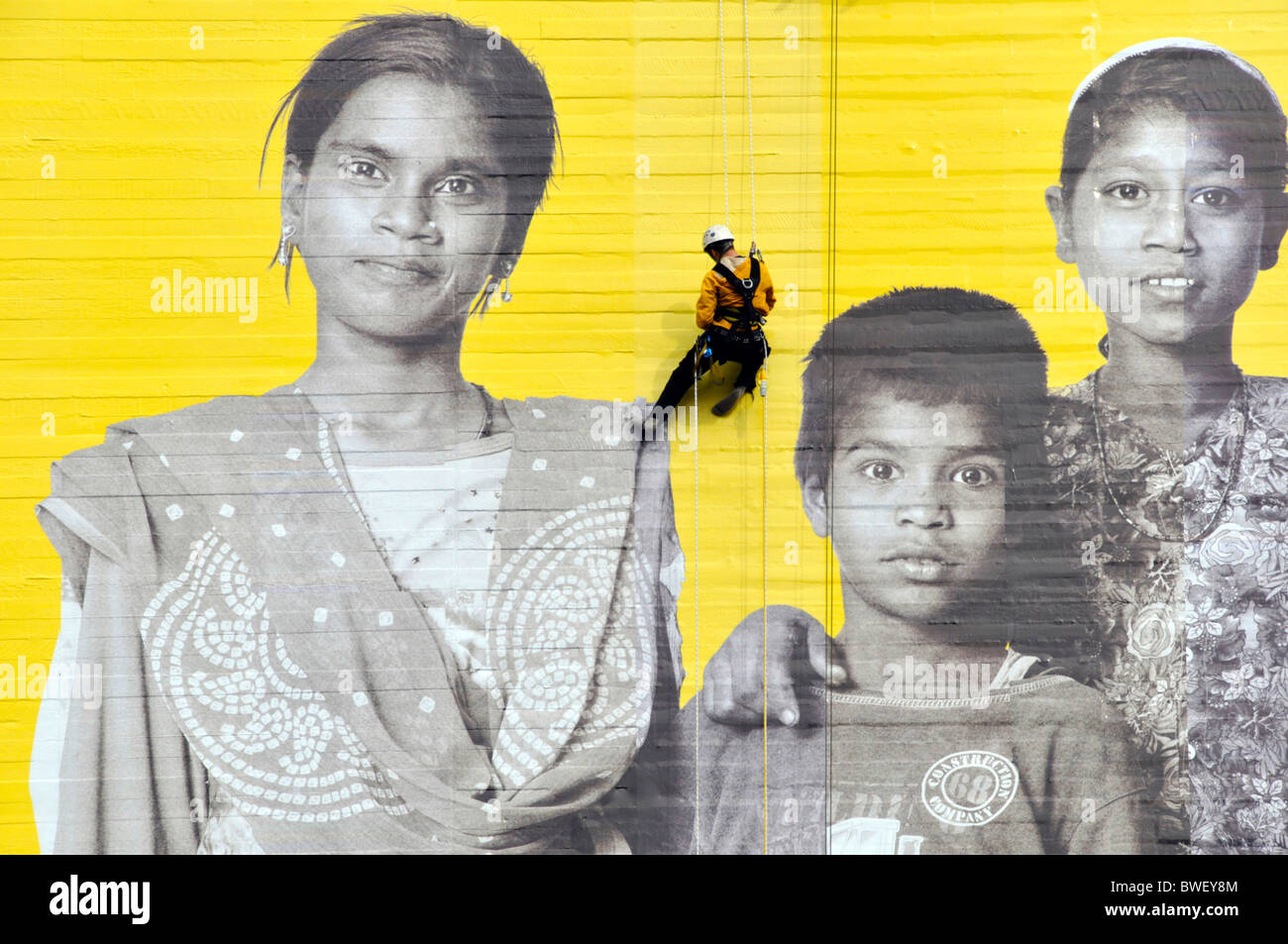 Photo poster géant de fixation des ouvriers pour le Théâtre National dans le cadre d'Aviva 'Vous êtes l'Ensemble' campagne publicitaire mondiale Banque D'Images