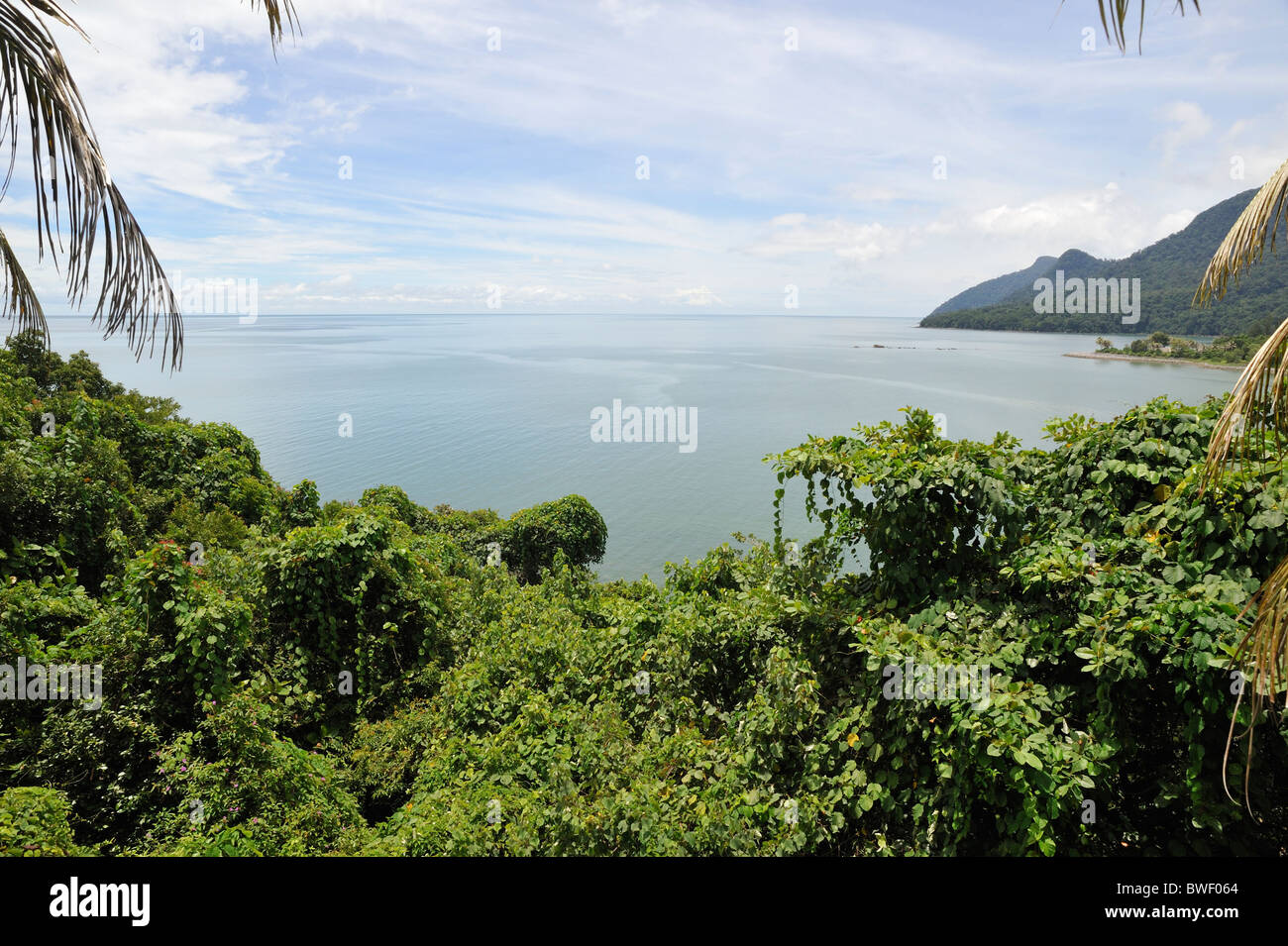 La mer de Chine du Sud vue depuis une colline à Damai, Kuching, Sarawak, Malaisie Banque D'Images