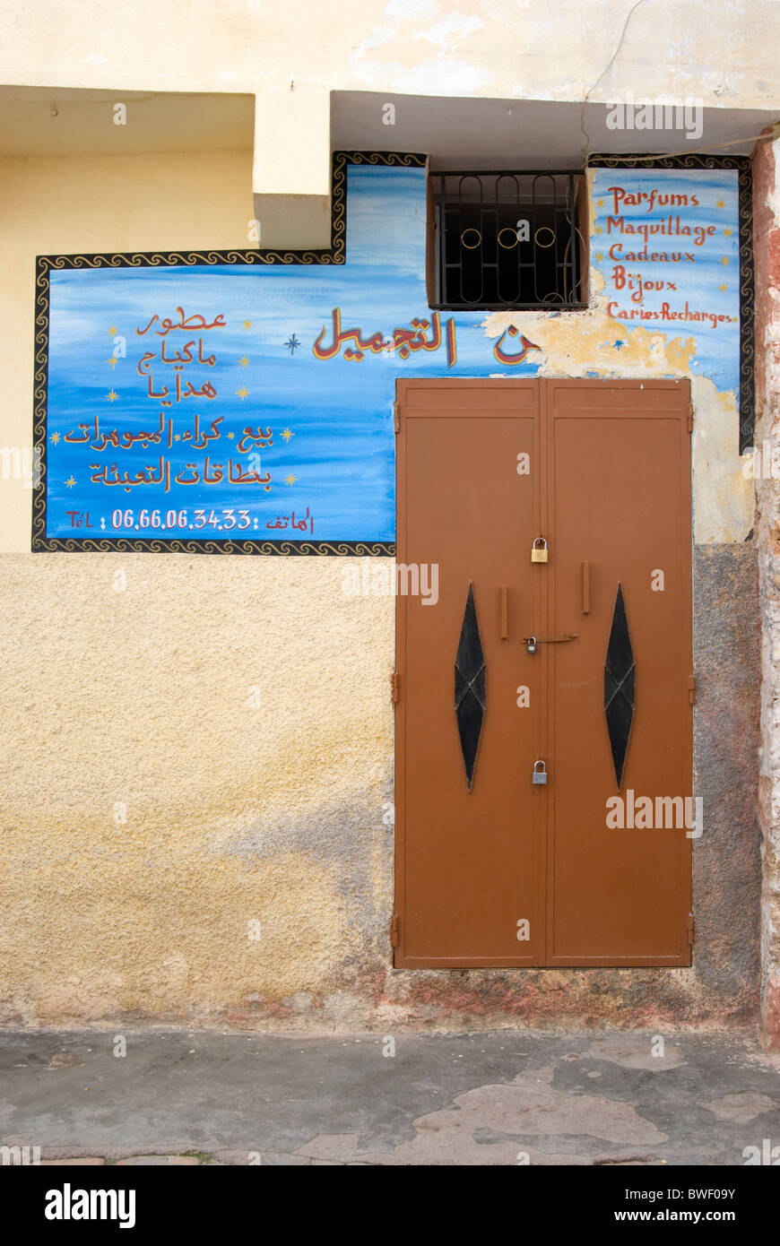 La ville de Bhalil, Maroc. Boutique de cadeaux. Banque D'Images