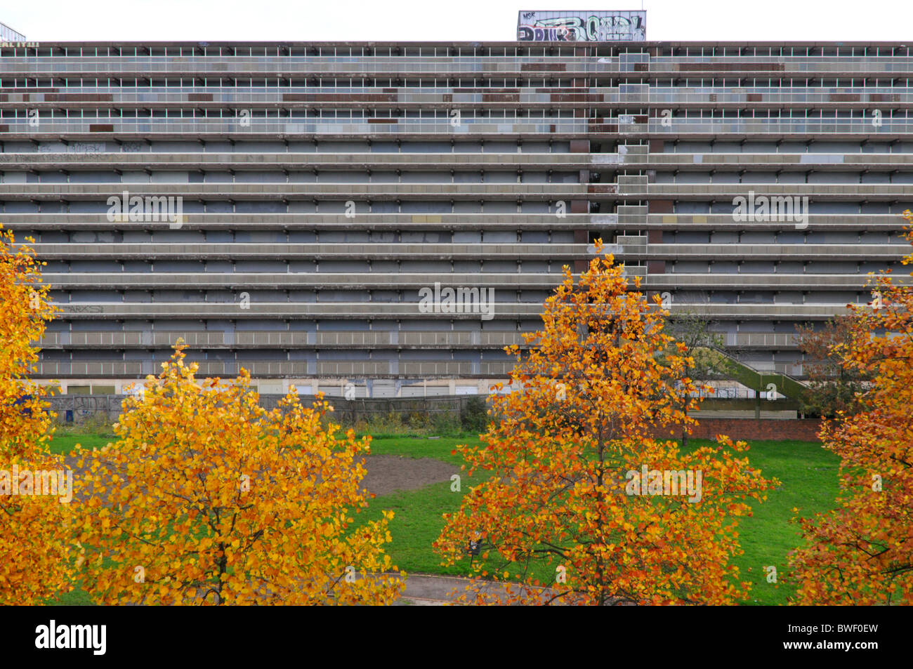 Descendez le vieux Heygate council social immobilier de blocs de hautes maisons à Elephant & Castle en attendant la démolition Angleterre Royaume-Uni Banque D'Images