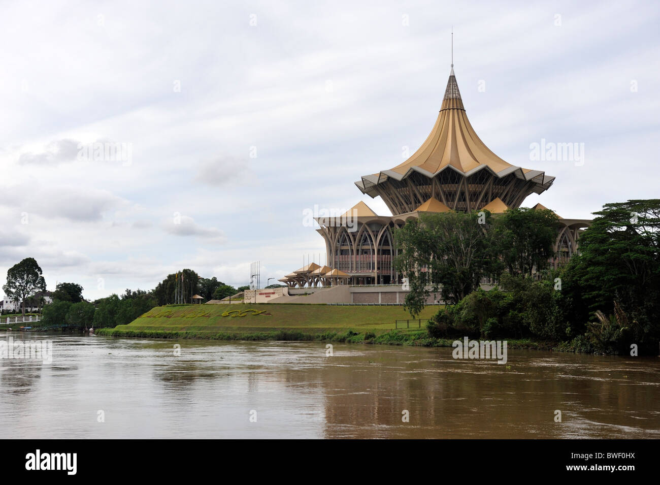 L'édifice de l'Assemblée législative de l'État de Sarawak par la rivière Sungai Sarawak à Kuching, en Malaisie. Dewan Undangan Negri Banque D'Images