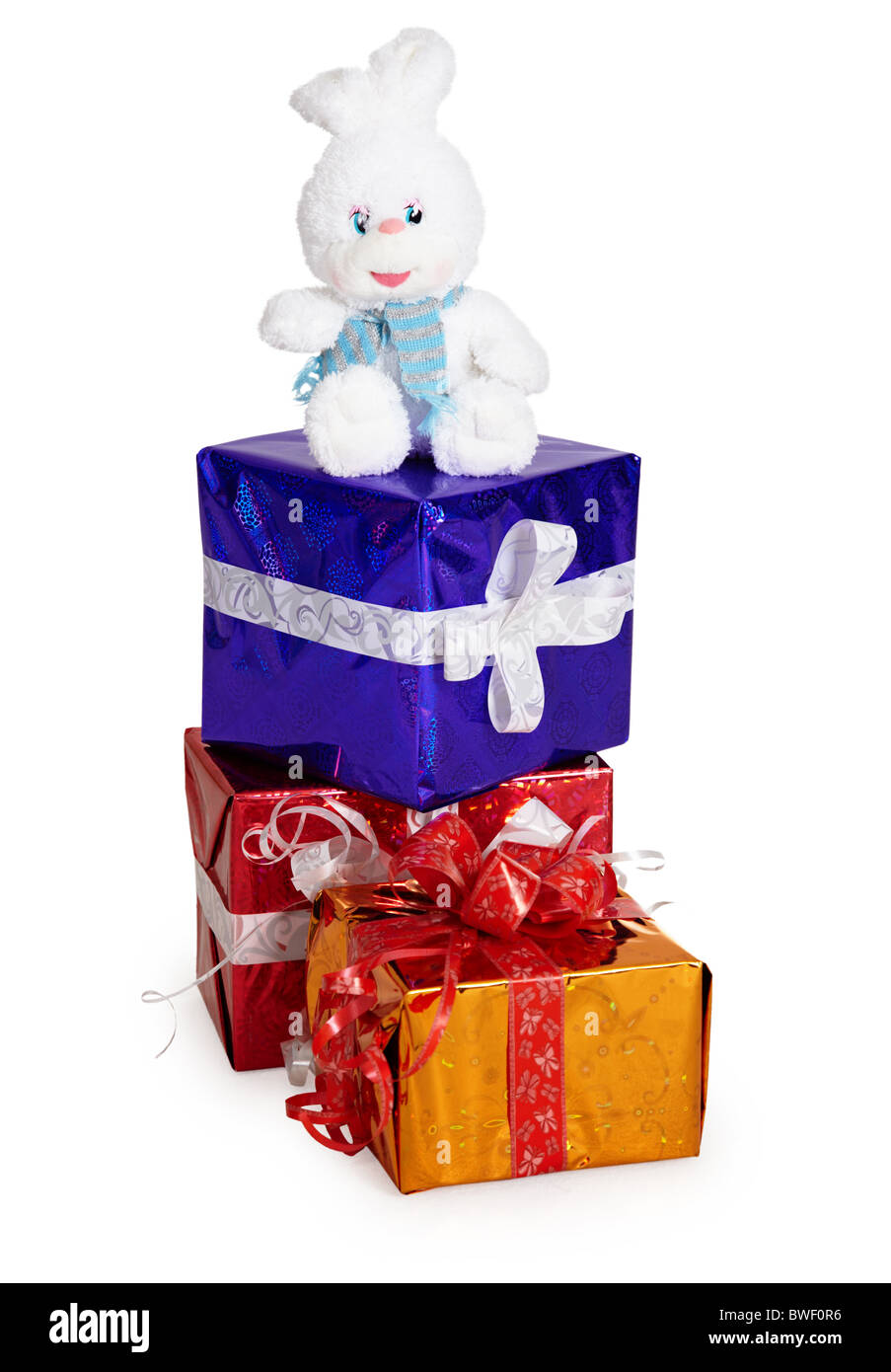 Un jouet lapin, et d'autres cadeaux de Noël sur fond blanc Banque D'Images