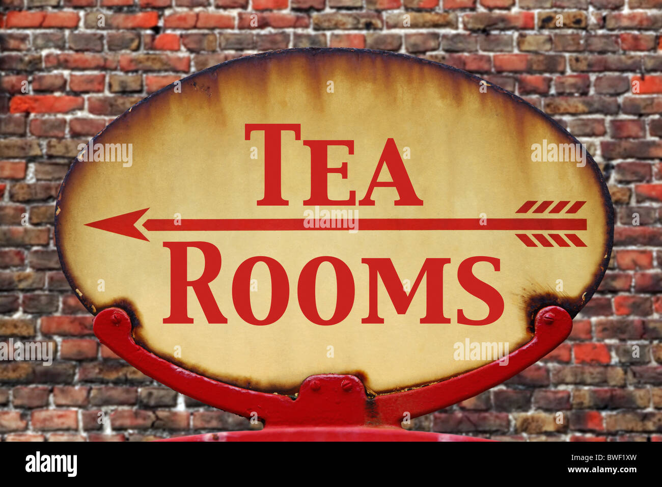 Un vieux rétro rouillé arrow sign avec le texte Tea rooms Banque D'Images
