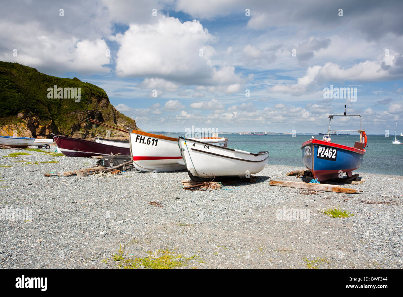 Les petits bateaux de pêche sur la plage à Porthallow, Cornwall Angleterre Banque D'Images