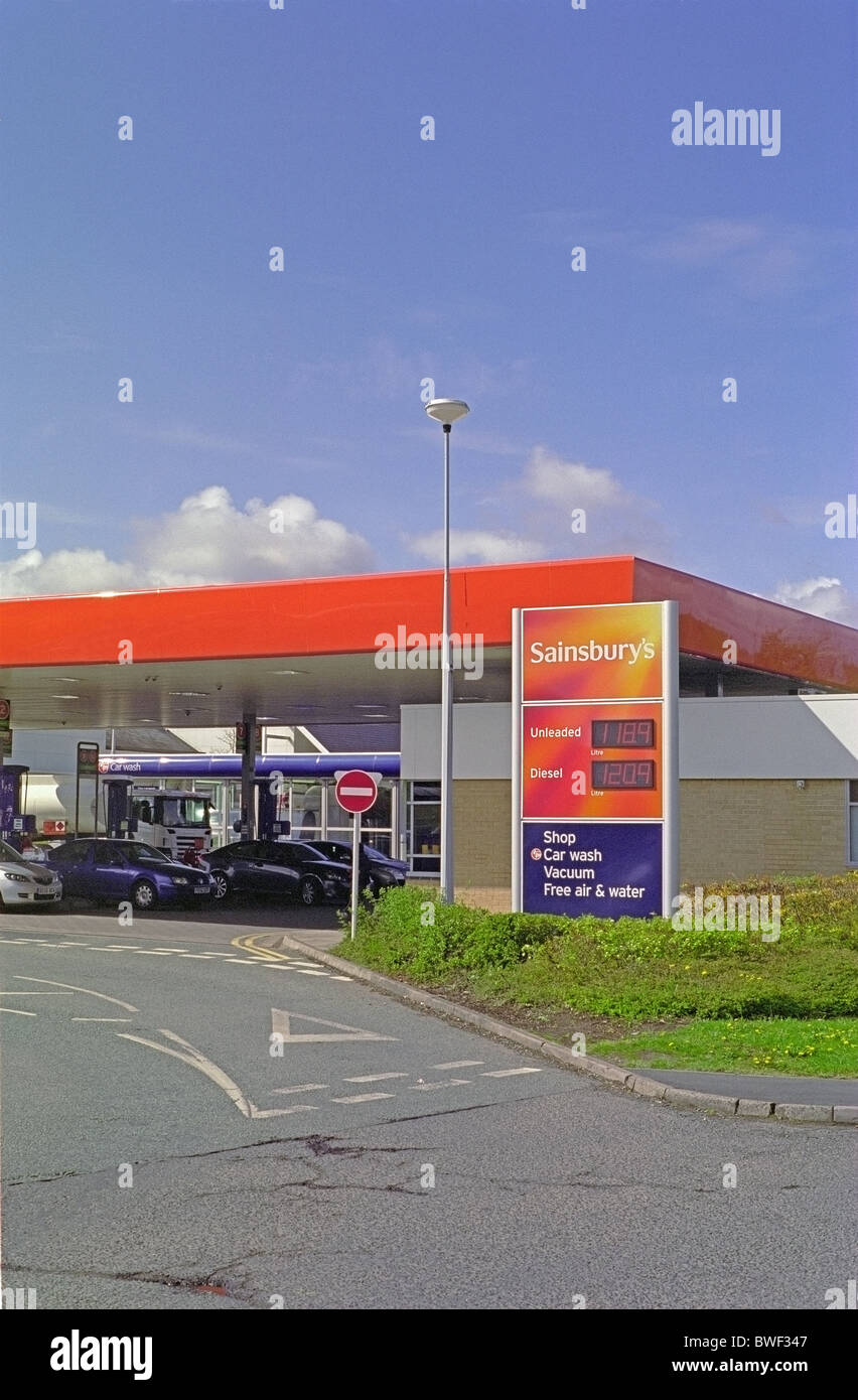 Sainsburys (supermarché), station essence feuillus Lane, Brierley Hill, West Midlands, Royaume-Uni Banque D'Images