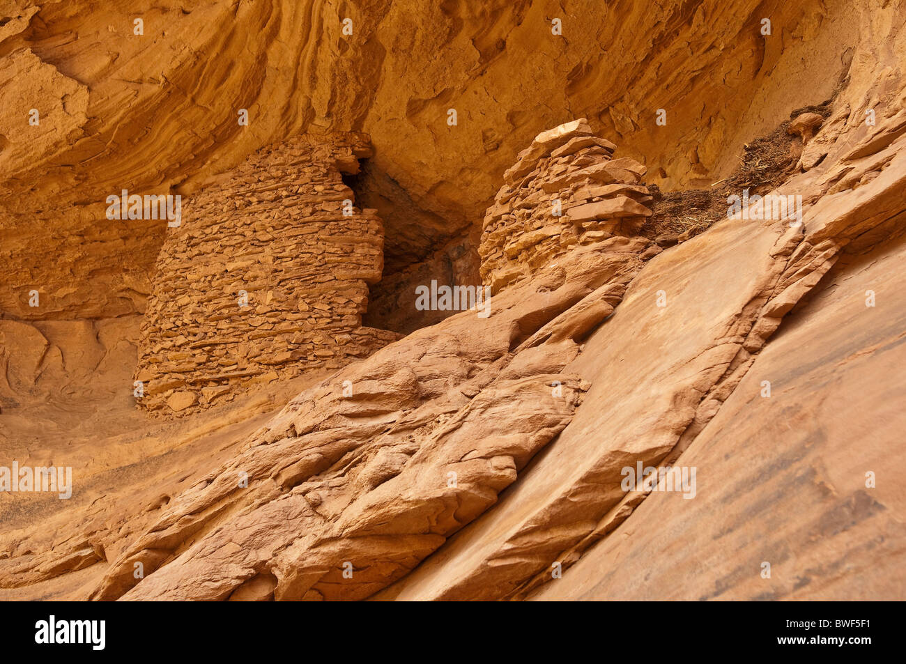 Sur 1500 ans, ruines de la Native American Indians in the HONEYMOON Arch, Mystery Valley, Arizona, USA Banque D'Images